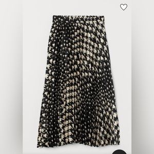 NEVER WORN. Fall/Winter 2022. MIDI houndstooth pleated skirt. H&M